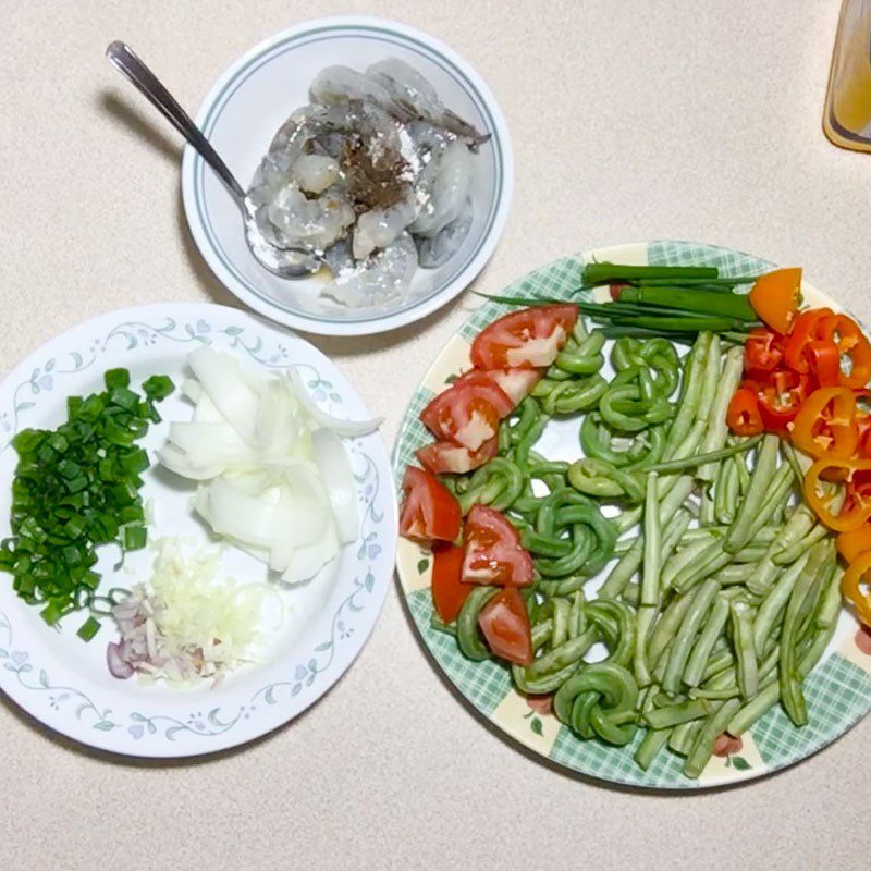 Step 1 Prepare the ingredients for stir-fried long beans with fresh shrimp