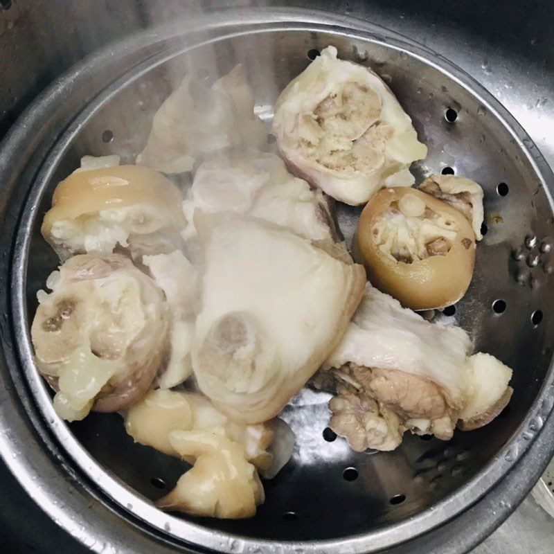 Step 1 Prepare pig's feet and shrimp for Nam Vang noodle soup