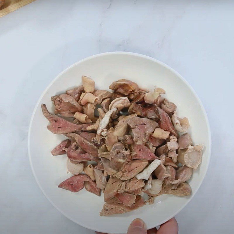 Step 1 Prepare the ingredients for stir-fried Su Su with chicken intestines