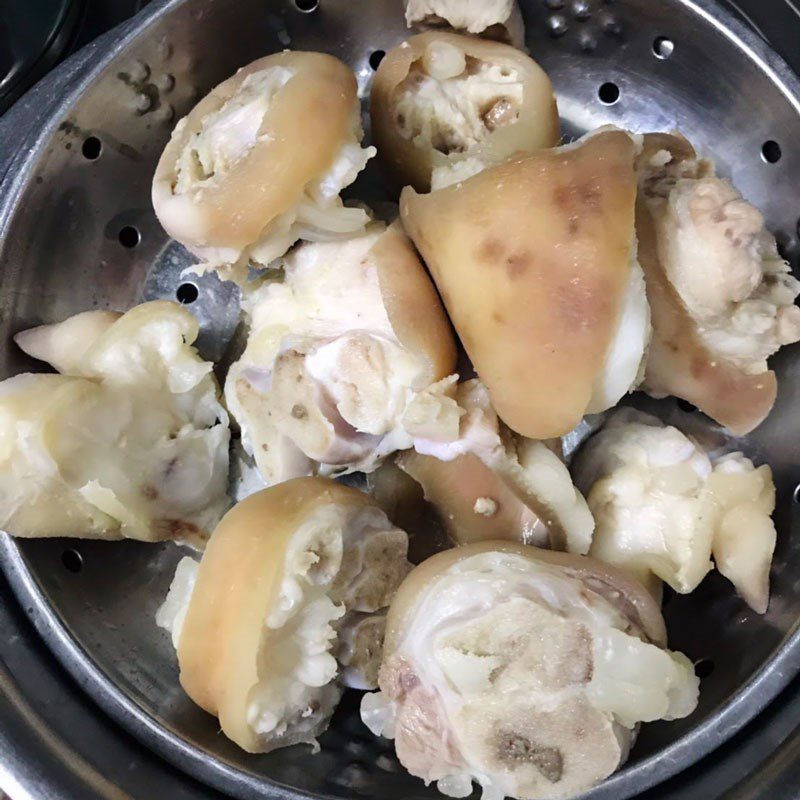 Step 1 Prepare pig's feet and shrimp for Nam Vang noodle soup