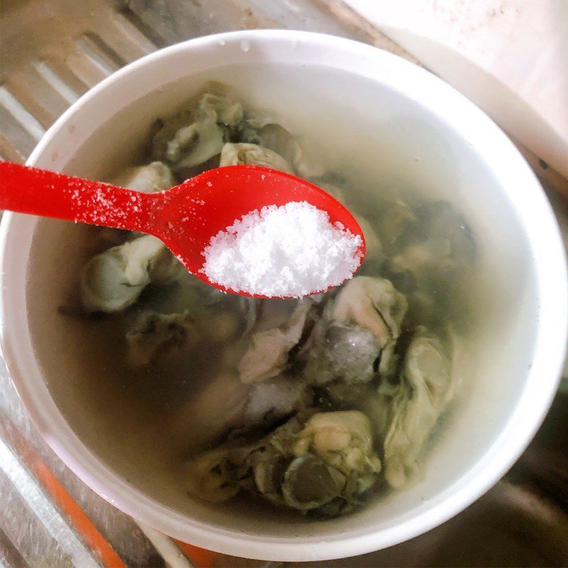 Step 1 Prepare the ingredients for Fried Eggs with Oyster and Pepper Leaf