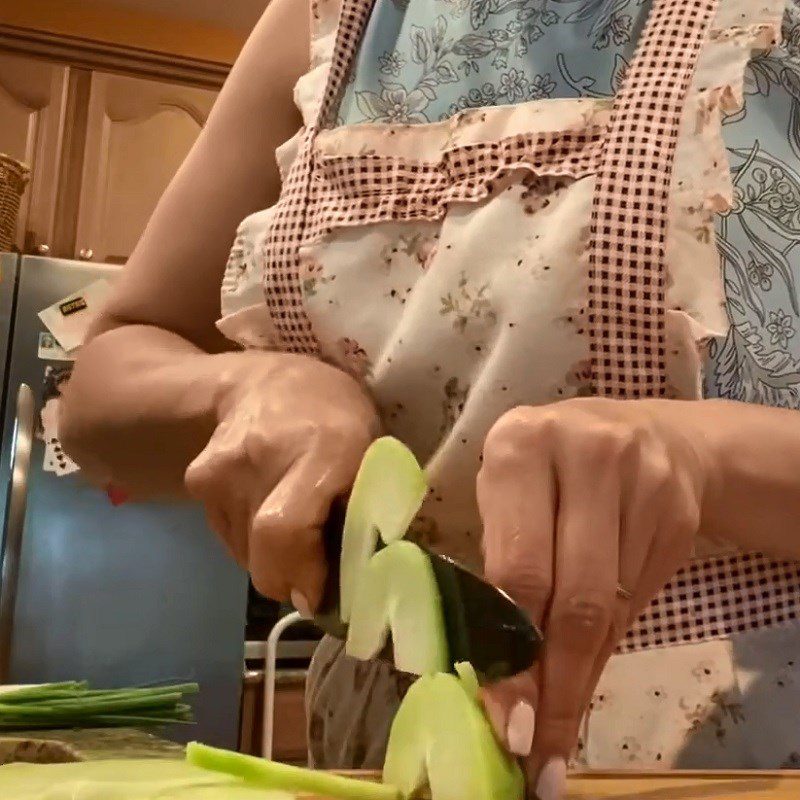 Step 1 Prepare the ingredients for stir-fried Su Su with shrimp