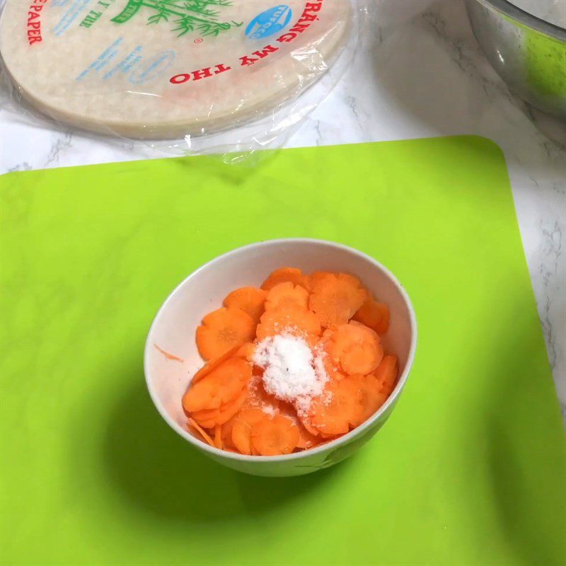 Step 1 Prepare the ingredients for Pho rolls with rice paper