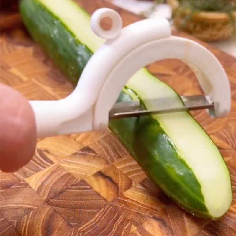 Step 1 Prepare the ingredients for cucumber sushi rolls