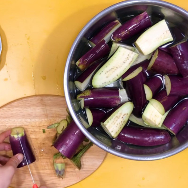 Step 1 Prepare the ingredients Stir-fried eggplant with soy sauce