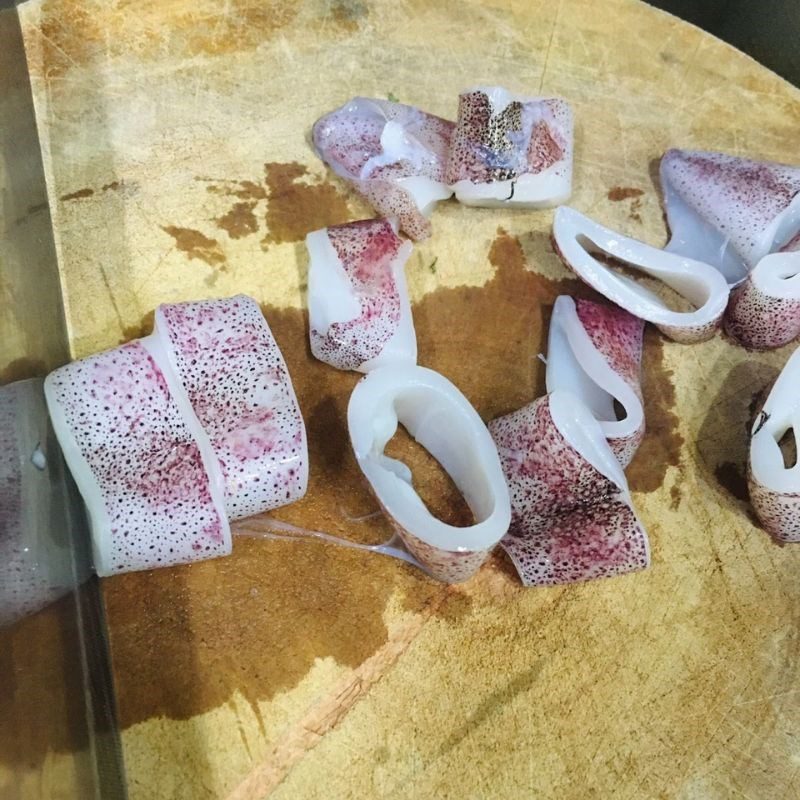 Step 1 Prepare the ingredients for Seafood Fried Noodles