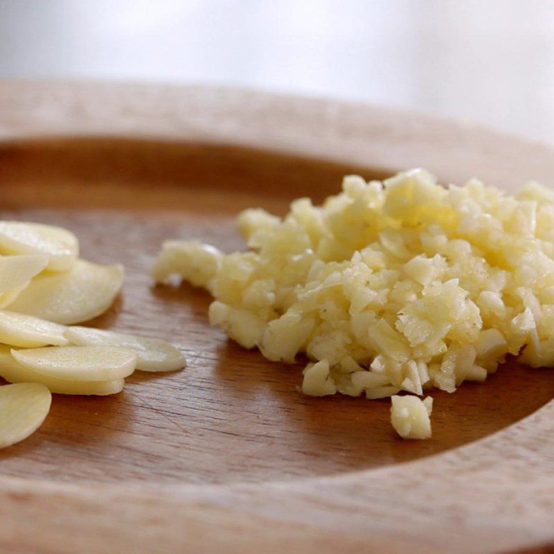 Step 1 Preparing the ingredients for Stir-fried Fresh Squid Noodles (recipe shared by users)