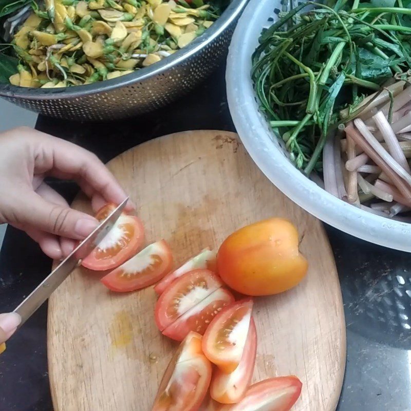 Step 1 Prepare the ingredients for sour soup with water lily and mushroom