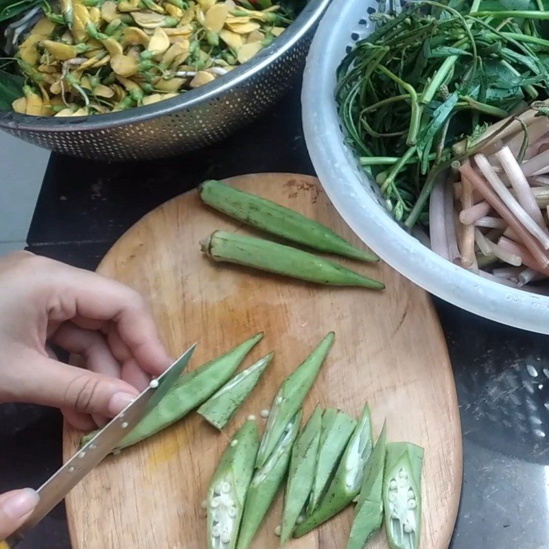 Step 1 Prepare the ingredients for sour soup with water lily and mushroom