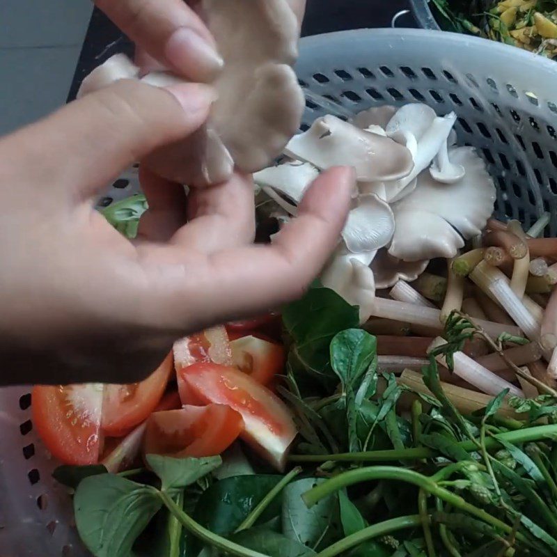 Step 1 Prepare the ingredients for sour soup with water lily and mushroom