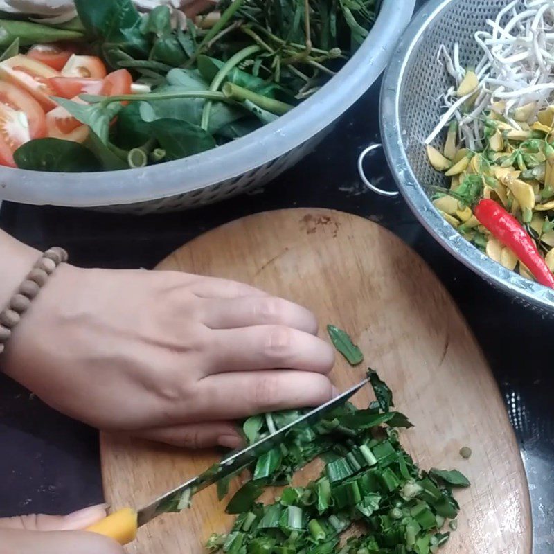 Step 1 Prepare the ingredients for sour soup with water lily and mushroom