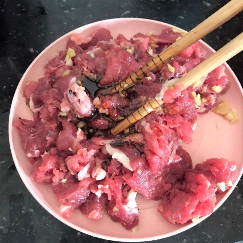 Step 1 Prepare the ingredients for stir-fried beef with tops of chayote