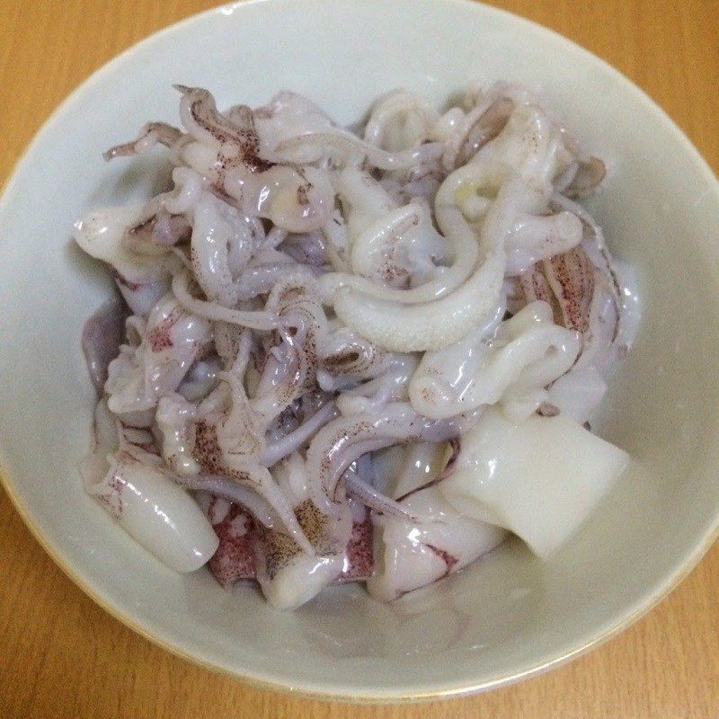 Step 1 Preparing the ingredients for Squid stir-fried with pineapple and onion