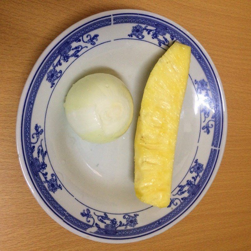 Step 1 Preparing the ingredients for Squid stir-fried with pineapple and onion