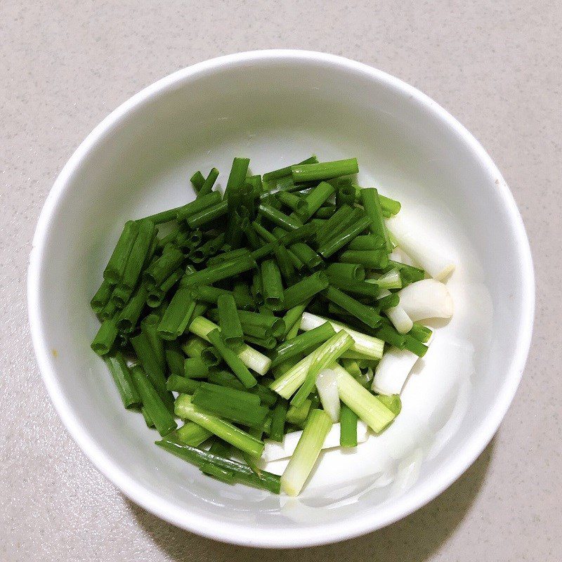 Step 1 Preparing the ingredients for Squid stir-fried with pineapple and onion