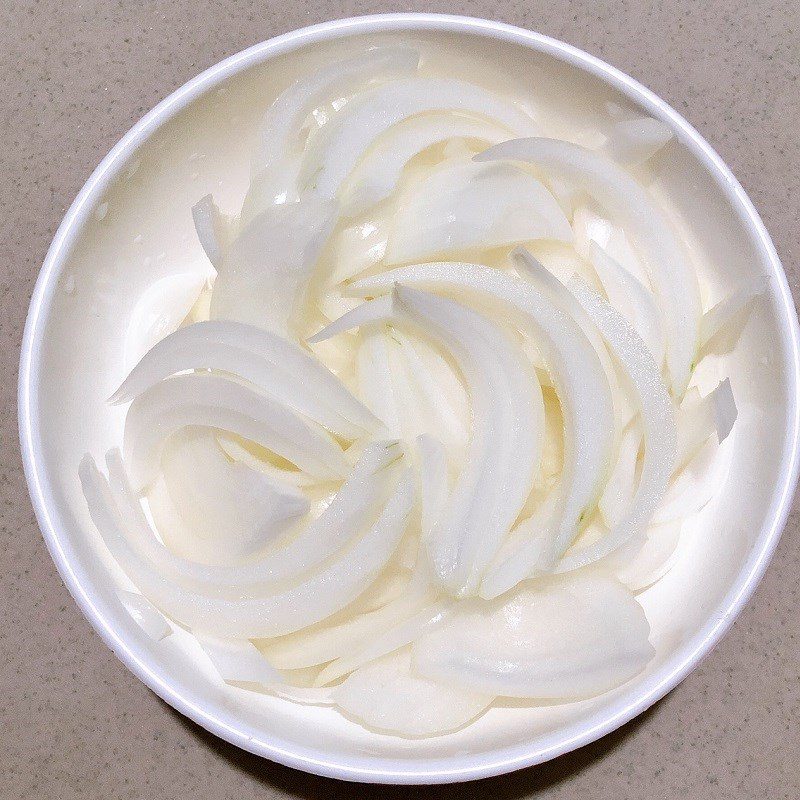 Step 1 Preparing the ingredients for Squid stir-fried with pineapple and onion