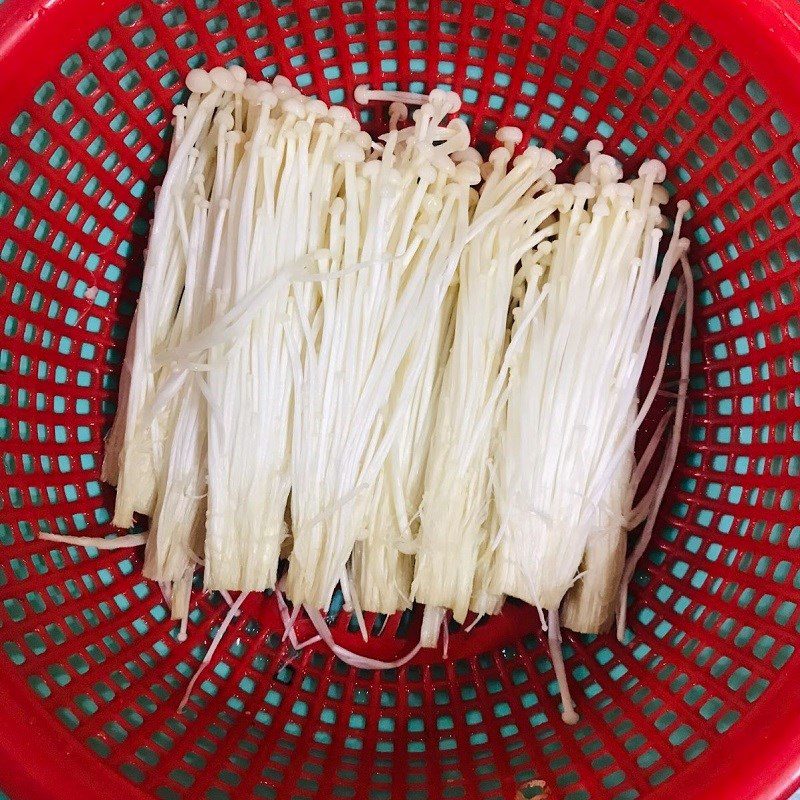 Step 1 Prepare the ingredients for crispy enoki mushrooms