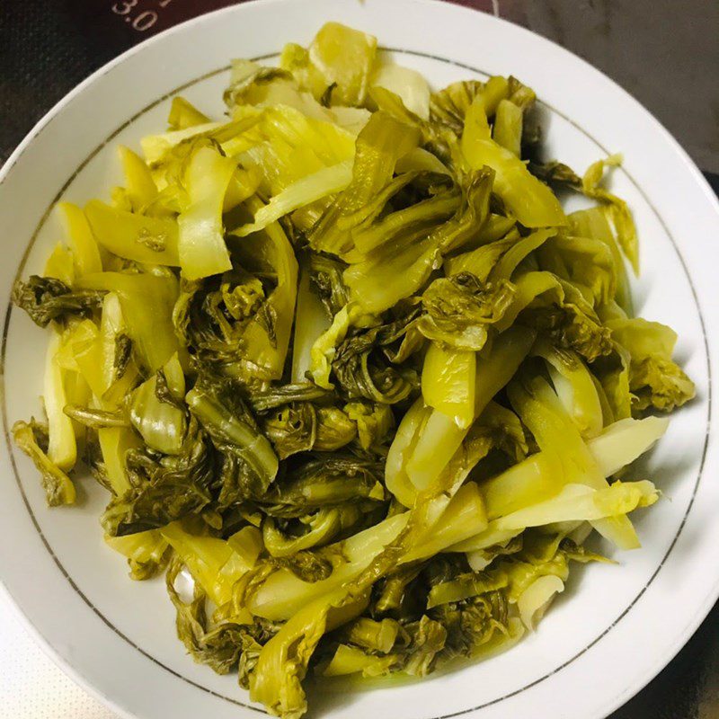 Step 1 Prepare the ingredients Roasted pork stir-fried with pickled mustard greens