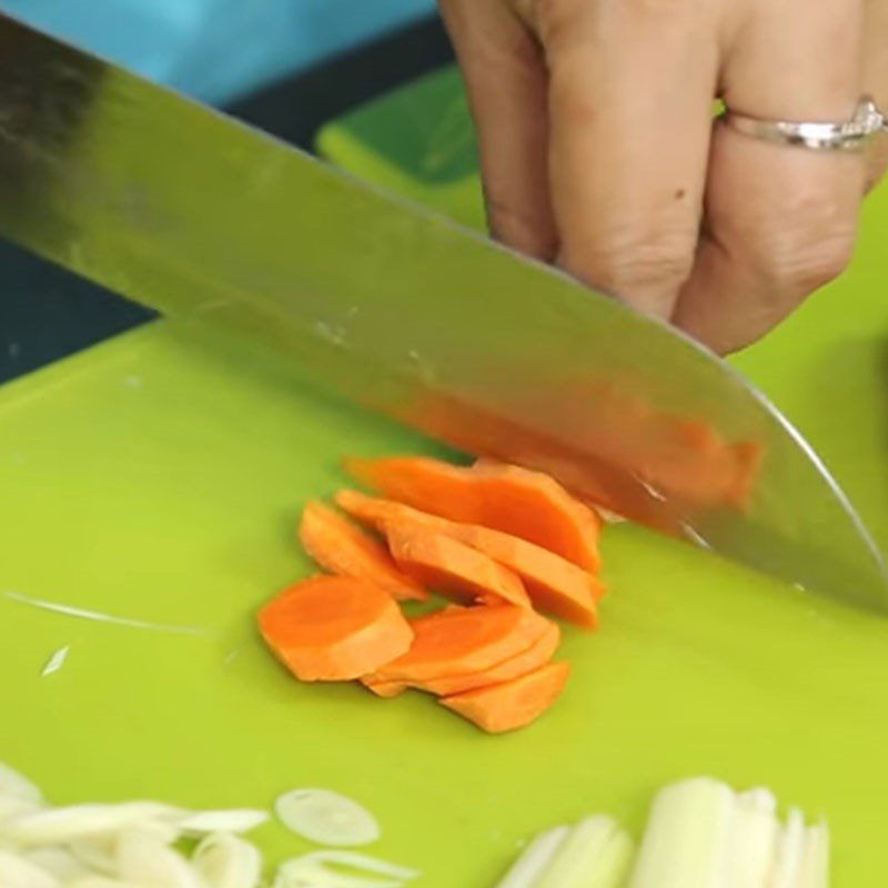 Step 1 Prepare the ingredients for Lemongrass Beef Stew