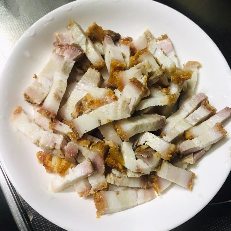 Step 1 Prepare the ingredients Roasted pork stir-fried with pickled mustard greens