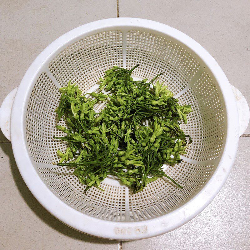 Step 1 Preparing the ingredients for stir-fried butterfly pea flowers with shrimp