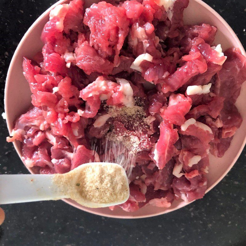 Step 1 Prepare the ingredients for stir-fried beef with tops of chayote