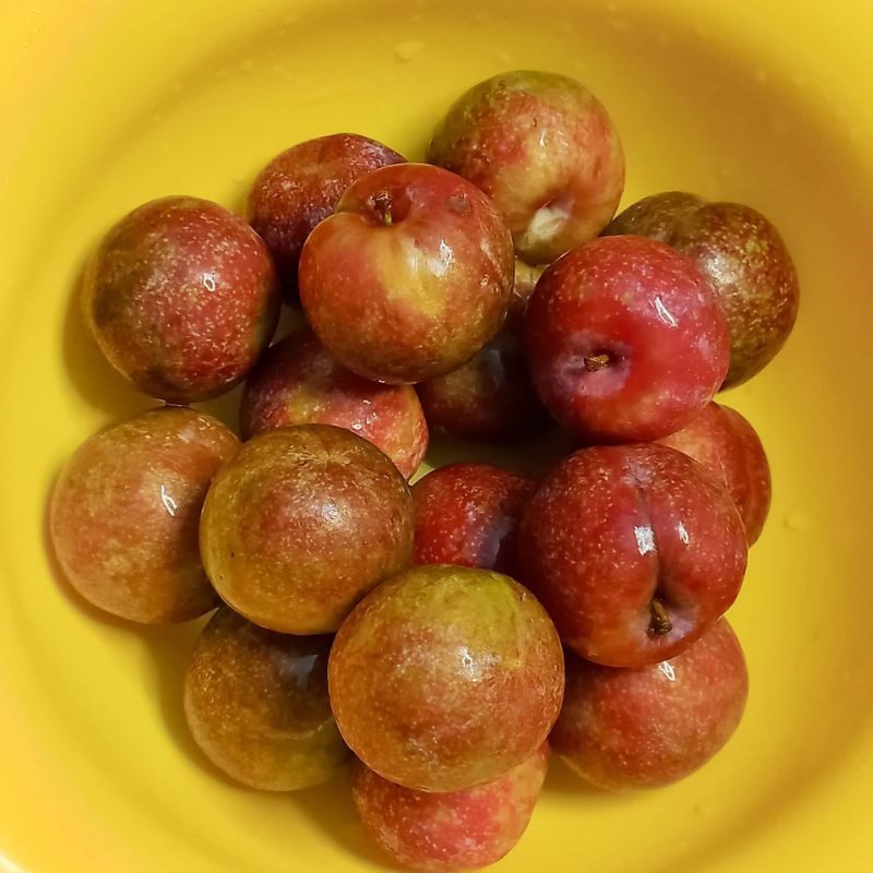 Step 1 Prepare the Ingredients for Salt and Chili Plum Shake (recipe shared by users)