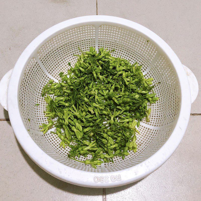 Step 1 Preparing the ingredients for stir-fried butterfly pea flowers with shrimp