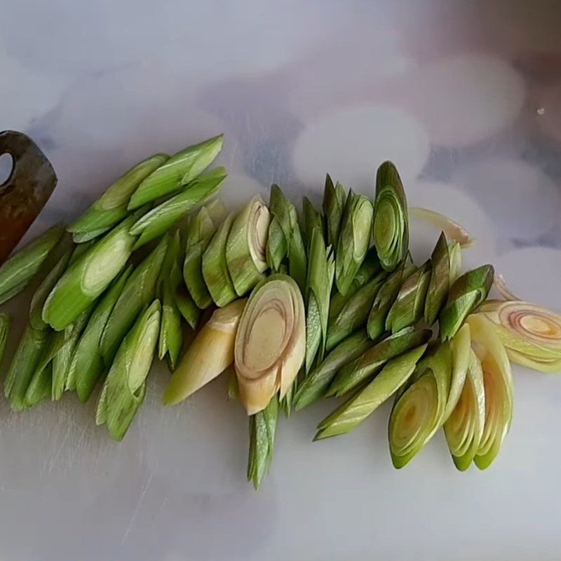 Step 1 Prepare the ingredients for vegetarian chicken feet soaked in lemongrass and calamansi