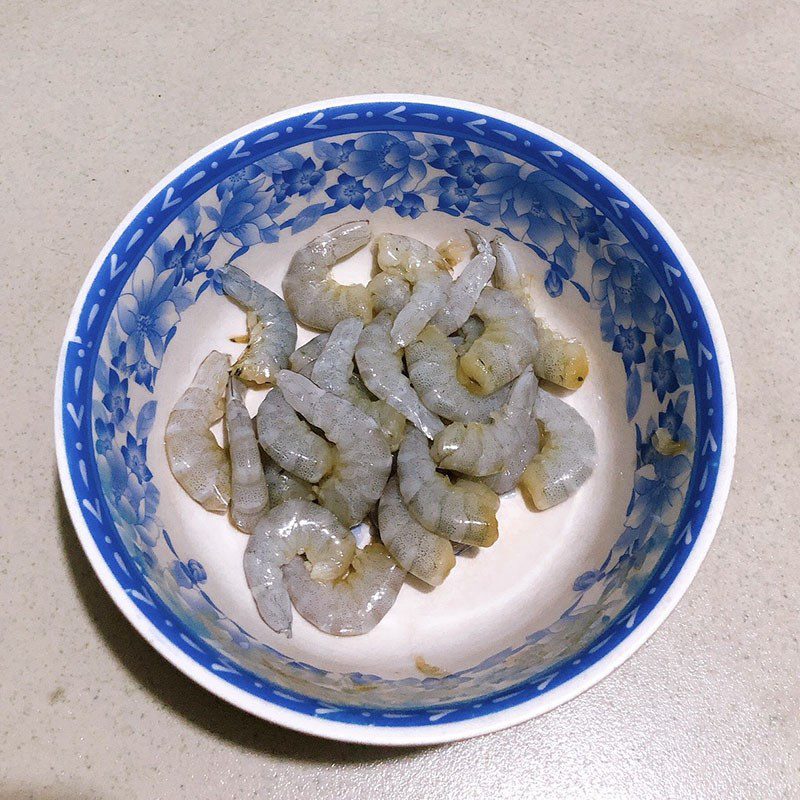 Step 1 Preparing the ingredients for stir-fried butterfly pea flowers with shrimp