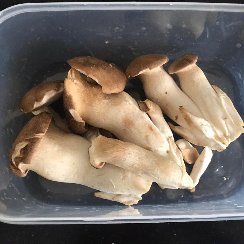 Step 1 Prepare the ingredients for Stir-fried chicken thigh mushrooms with pork