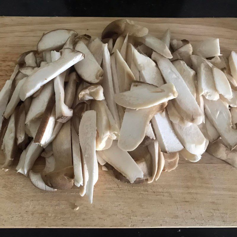 Step 1 Prepare the ingredients for Stir-fried chicken thigh mushrooms with pork