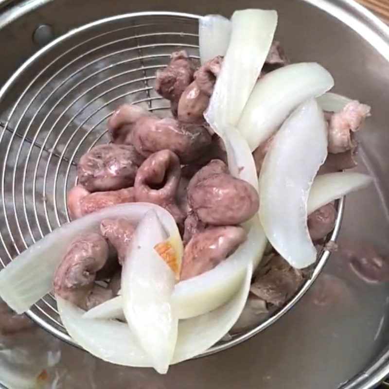 Step 1 Prepare the ingredients for stir-fried basa fish stomach