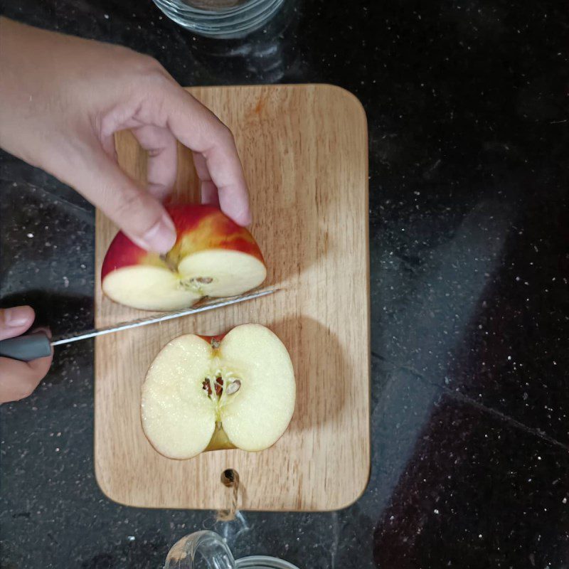 Step 1 Prepare the ingredients for Kiwi with yogurt and apple