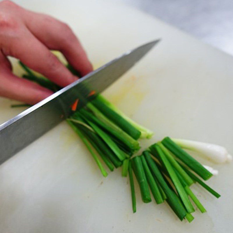 Step 1 Prepare the ingredients Chicken thigh mushrooms stir-fried with pork