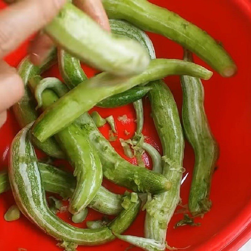 Step 1 Prepare the ingredients for Stir-fried Japanese sponge gourd with garlic