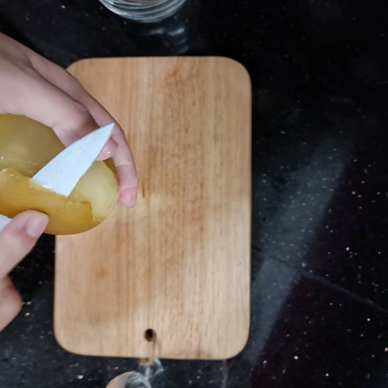 Step 1 Prepare the ingredients for Kiwi with yogurt and apple