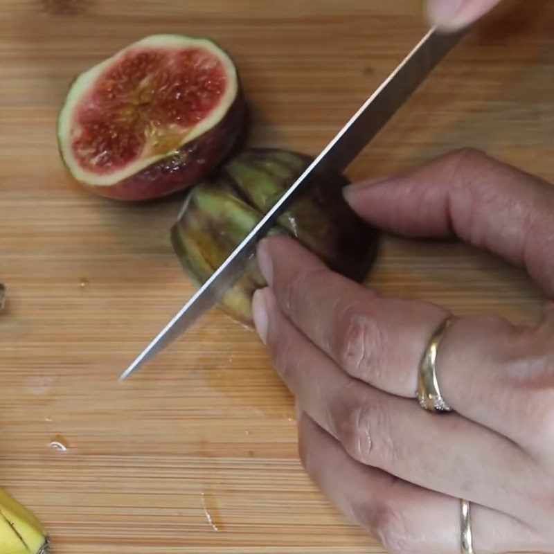 Step 1 Prepare the ingredients for American fig banana smoothie