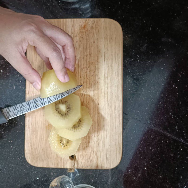 Step 1 Prepare the ingredients Kiwi yogurt mash with apple