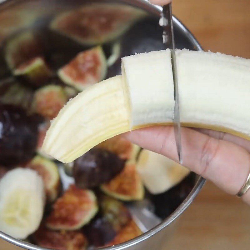 Step 1 Prepare the ingredients for American fig banana smoothie