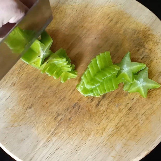 Step 1 Prepare the ingredients for sour bamboo shoot catfish soup