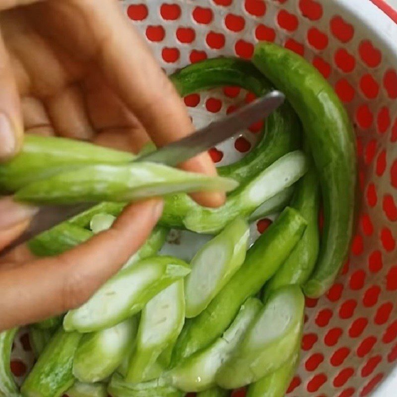 Step 1 Prepare the ingredients for Stir-fried Japanese sponge gourd with garlic