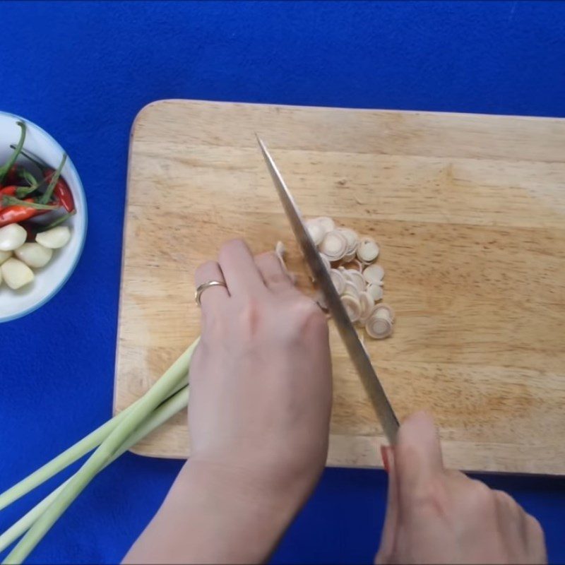 Step 1 Prepare the ingredients for Chili dipping sauce for snails