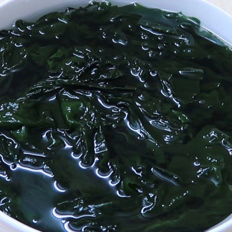 Step 1 Prepare the ingredients for Seaweed Noodles