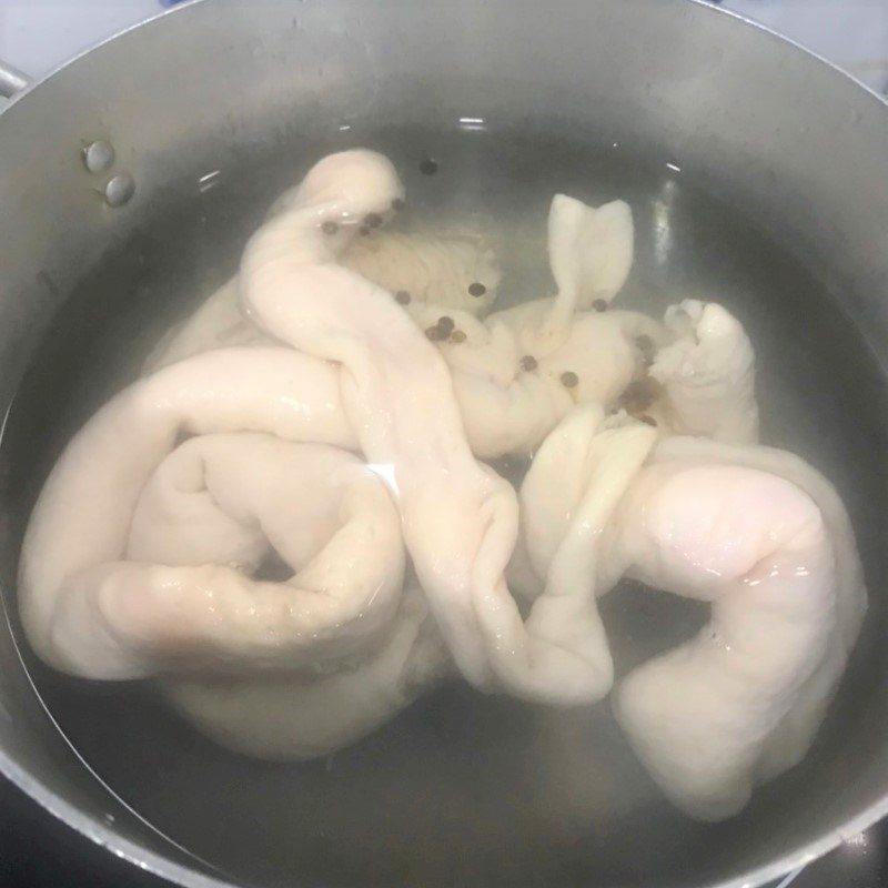 Step 1 Prepare the ingredients Fried Pork Intestines with Garlic and Chili