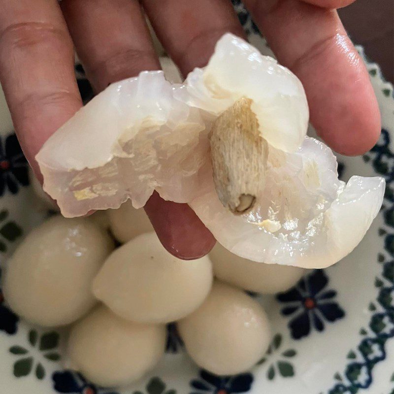 Step 1 Prepare the ingredients for Rambutan Chicken Salad