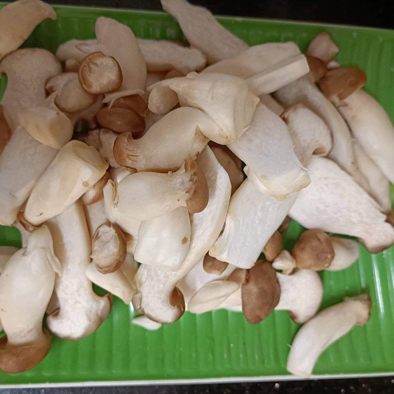 Step 1 Prepare the ingredients for Braised Chicken Thigh Mushrooms with Soy Sauce