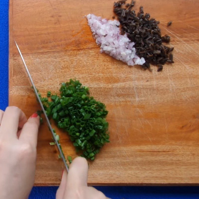 Step 1 Prepare the ingredients for steamed stuffed eggplant with minced meat and onion oil