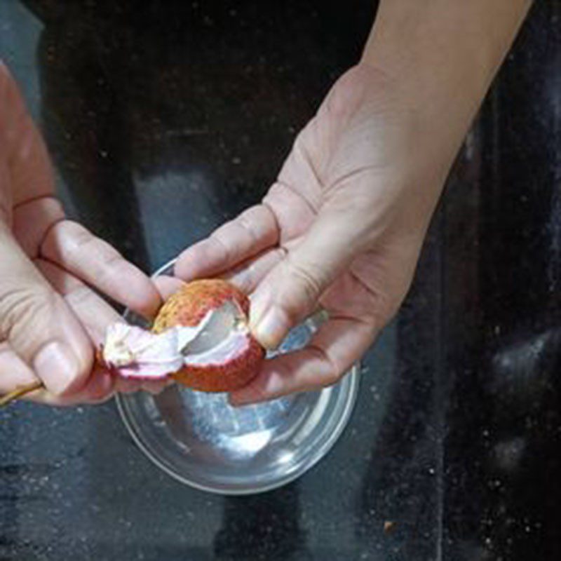 Step 1 Prepare the ingredients for stewed bird's nest with lychee