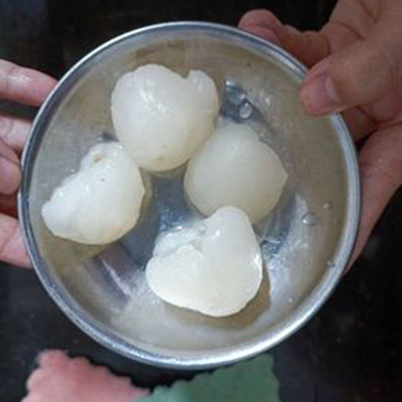 Step 1 Prepare the ingredients for stewed bird's nest with lychee